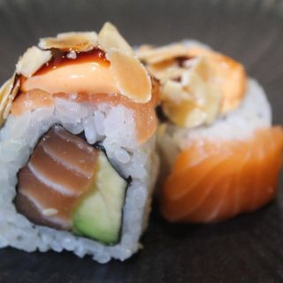 107.URAMAKI MANDORLE ROLL