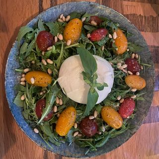 Burrata salad  cu pesto si muguri de pin 350G
