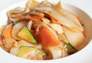 Gnocchi di riso con verdure e uovo strapazzato 什菜炒年糕