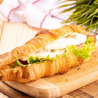 Кроасандвич със свинска шунка, яйце и топено сирене