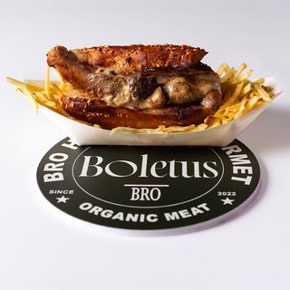 Hot Dog de cerdo con salsa de boletus