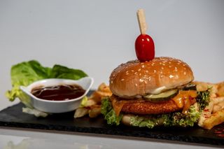 Cheeseburger pui, Cartofi prajiti, sos inclus