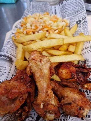 Ración De Pollo Frito Con Arepitas