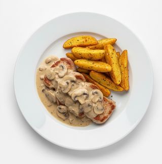 File de porc cu sos de ciuperci si cartofi wedges