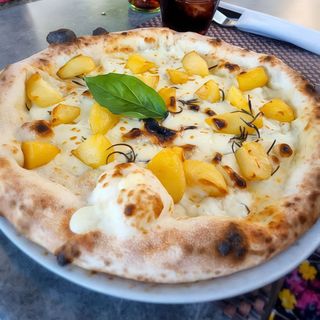 Pizza Mozzarella Y Patata (33 cm.)