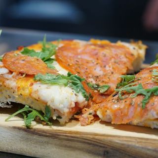 Pizza in teglia Margherita con salame piccante