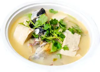 19. Zuppa di testa di branzino e tofu