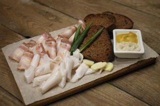 Сало з грінками, гірчицею та хріном (60/80/40г)