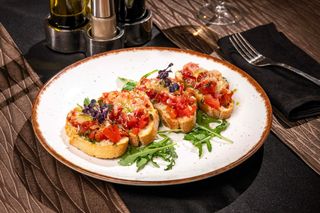 Bruschete cu roșii și mozzarella