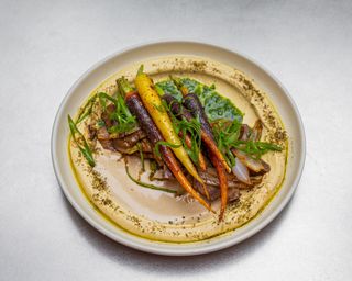 Хумус з телятиною та молодою різнокольоровою морквою, 350 г