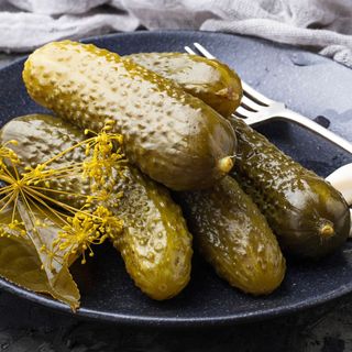 Солоні огірки з діжечки