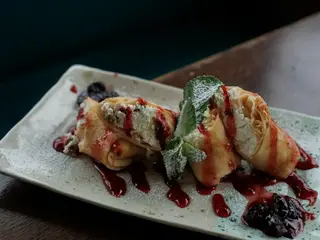 Млинці з сиром та карамелізованою вишнею (250g)