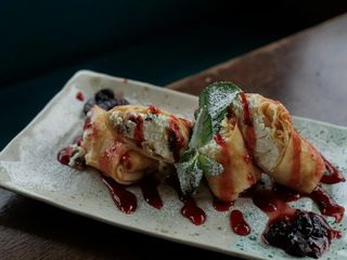 Млинці з сиром та карамелізованою вишнею (250g)