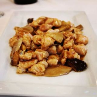 400. Pollo Con Setas Chinas Y Brotes De Bambú