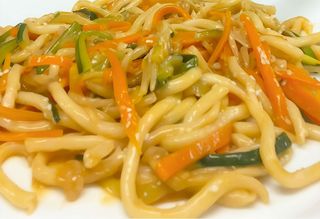 124. Spaghetti udon con verdure