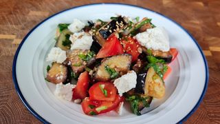 Салат с запеченным баклажаном и сливочным хумусом