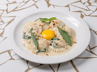 Равіолі з куркою, мортаделою та в'яленими томатами