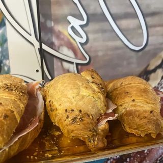 Cornetto con prosciutto crudo