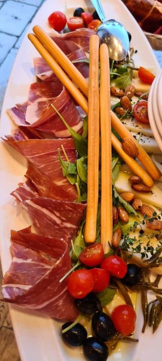 Dalmatinski pršut s maslinama i kaprom 100g