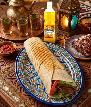 TORTILLA SHAWARMA WOŁOWA MEDIUM, CELESTYNKA POMARAŃCZOWA, BAKLAWA CZEKOLADOWA