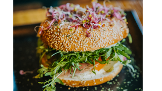 Bajgiel z szynką prosciutto