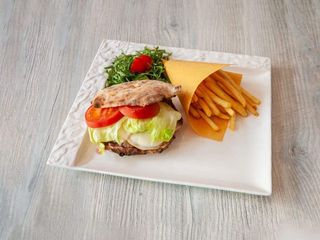N°4 - Hamburger di angus con provola di bufala, pomodoro, insalata