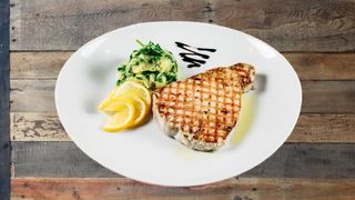 Odrezak od tune s prilogom