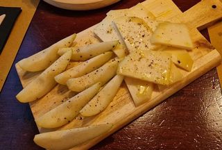 Assaggi di pecorino, noci e miele al tartufo