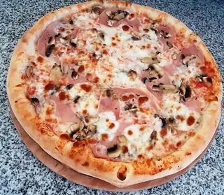 Pizza Prosciutto e Funghi