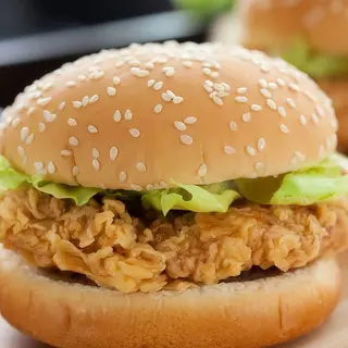 Hamburguesa De Pollo + papas y bebida