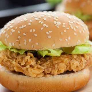 Hamburguesa De Pollo + papas y bebida