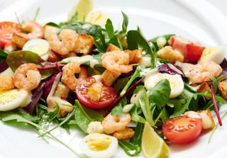 Salata cu creveți și oua de prepelița