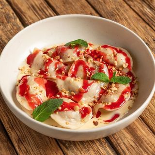 Вареники з вишнею та вершковим соусом (270г)