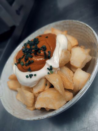 PATATAS FRITAS CON ALI OLI DE SRIRACHA Y TIERRA DE GUISANTE WASABI