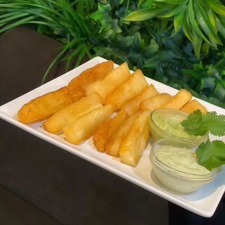Palitos De Yuca Frita Con Guacamole Y Salsa De Ajo