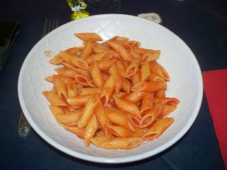 Pasta corta, cotoletta e patate fritte