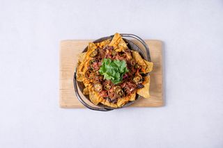 Naładowane totopos z szarpaną wołowiną