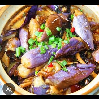 Melanzane in ciotola di terracotta 