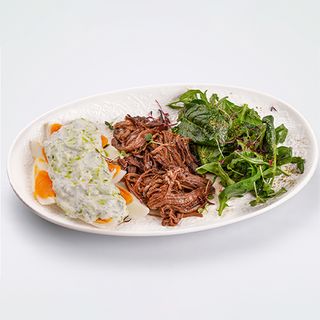 Томленная телятина с отварными яйцами и соусом дзадзики (330г)