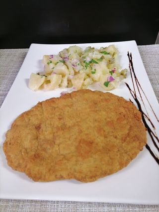 Шницел от кайма с картофена салата (450гр)