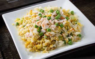 Riso saltato con gamberi虾仁炒饭