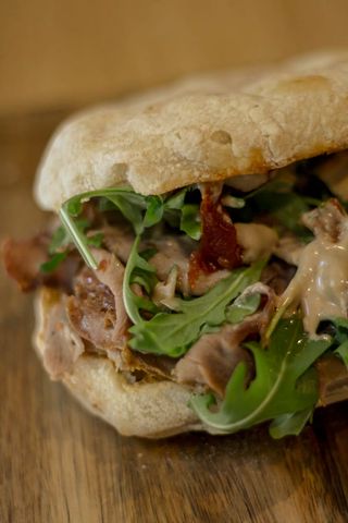 Mollete de pan cristal con presa de cerdo S. Pascual