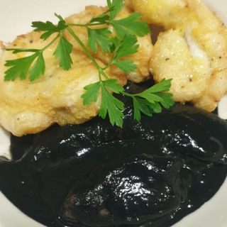 Medallones de Rape con Chipirones en su Tinta 