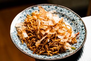 YAKISOBA CON COPO DE BONITO SECO