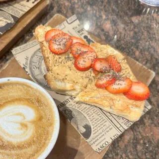 Crema De Cacahuates Con Fresas Y Semilla De Chía