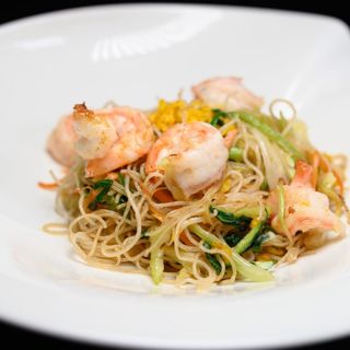 Spaghetti di riso con gamberi e verdure