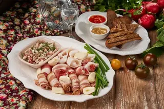 Копченое сало с чесночными гренками и горчицей(210гр)