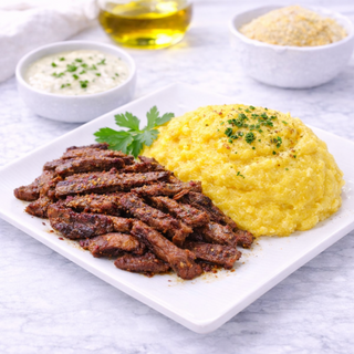 Pastrama de oaie la tigaie cu mamaliga