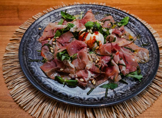 Burrata, crudo, pesto de busuioc și semințe de pin (pinoli)