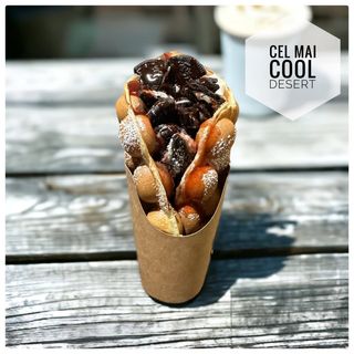 Bubble Waffle cu Nutella, ciocolata alba, oreo, topping